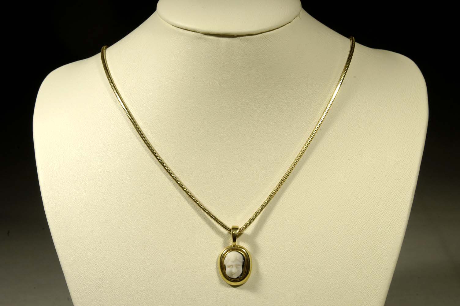 Roman Onyx Cameo in a Gold Pendant - Image 2